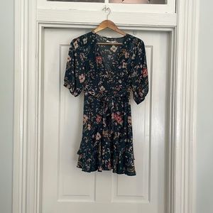 Beautiful dark teal floral dress! Pit to pit 19, shoulder to hem 34, waist 15